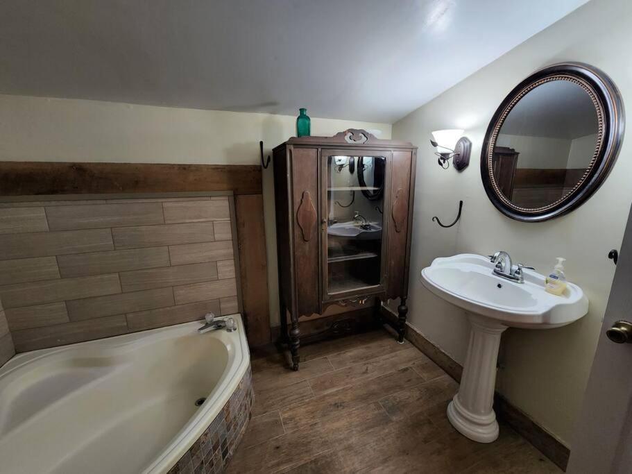 Spacious Family Farmhouse Pikeville エクステリア 写真